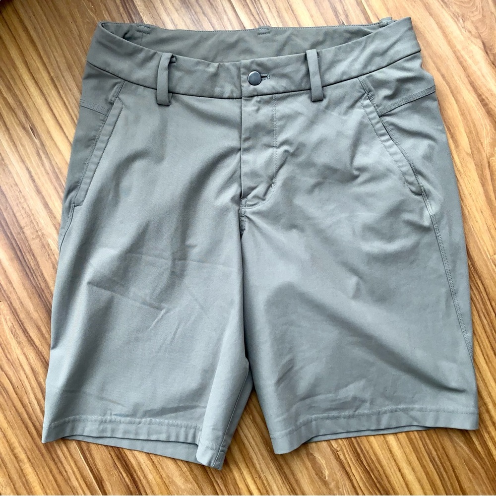 Lululemon khaki golf shorts sz 32